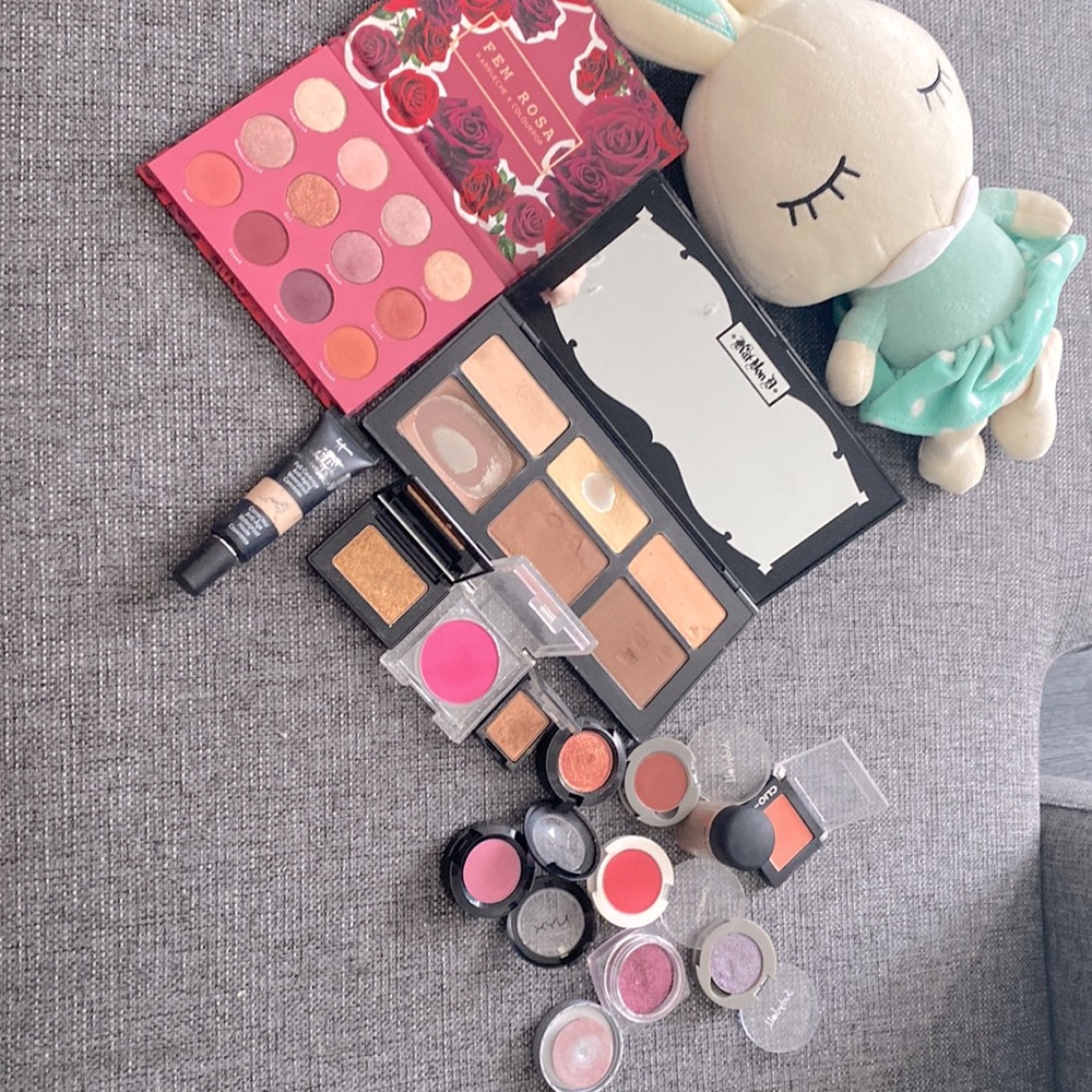 Make-up package：Used brand eyeshadows and contour